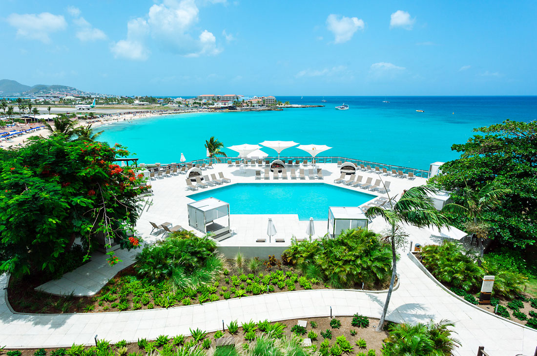 美しいプールとカリブ海