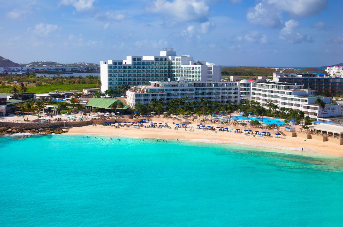 マホベイビーチに広がる大型リゾート