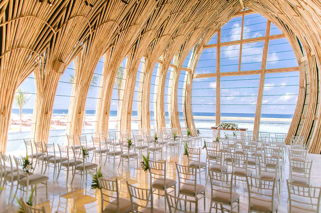 リゾート内にチャペルがあり、挙式も行っております