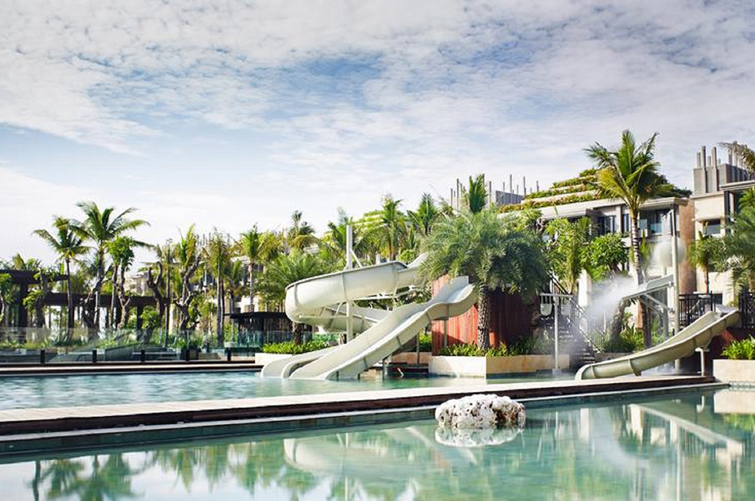 ウォータースライダー付きプールもありお子様もお楽しみいただけます