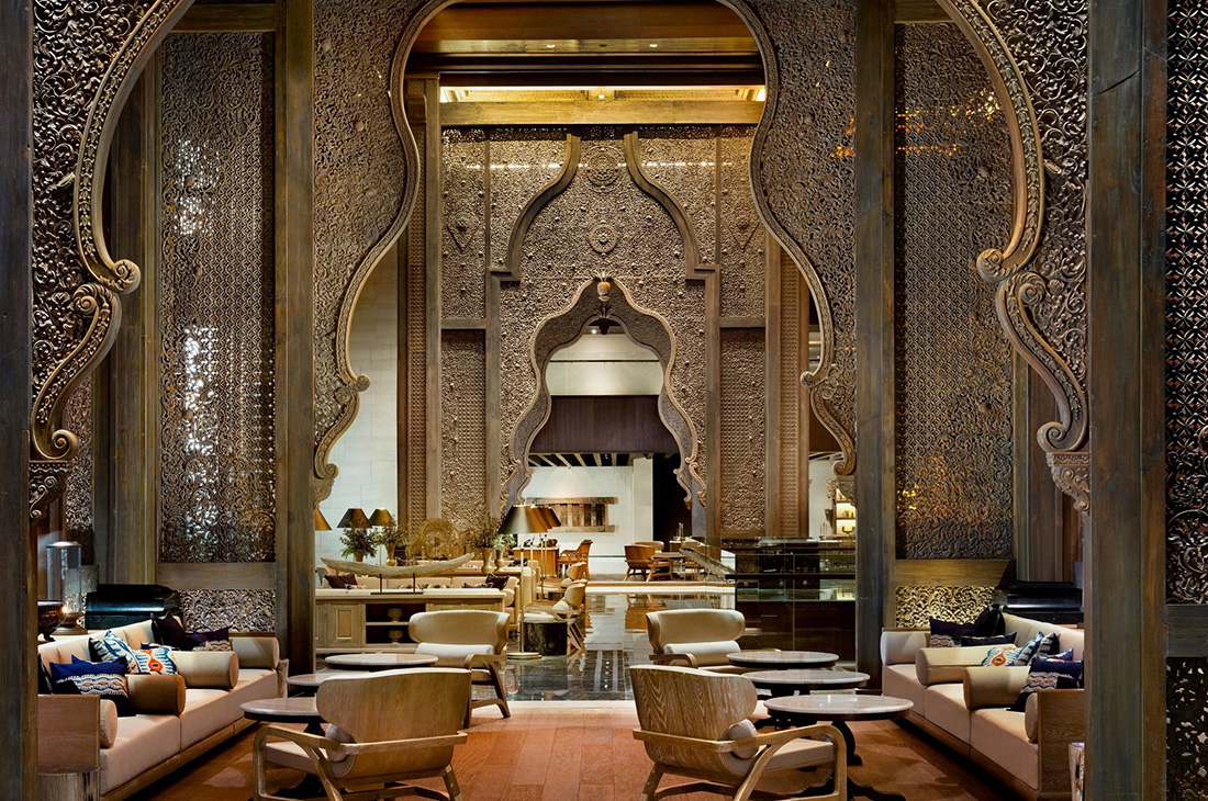 フロントも煌びやかさと落ち着いた雰囲気があります