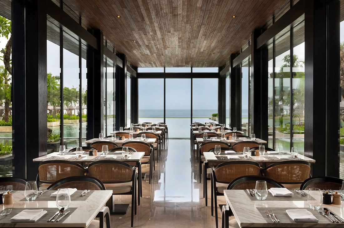 ガラス張りの雰囲気の良いレストラン