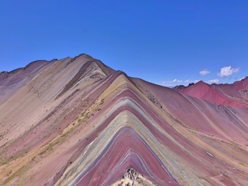 七色の山肌が美しい『レインボーマウンテン』