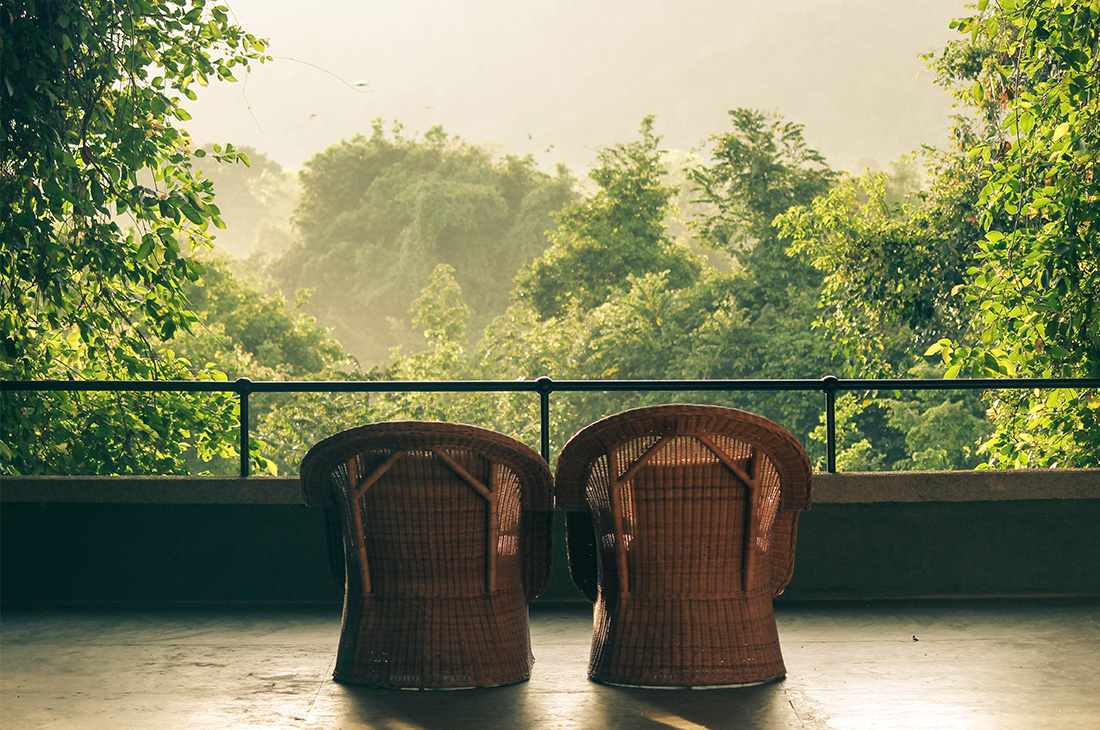 見晴らしのよい椅子でホテル探検のひとやすみ