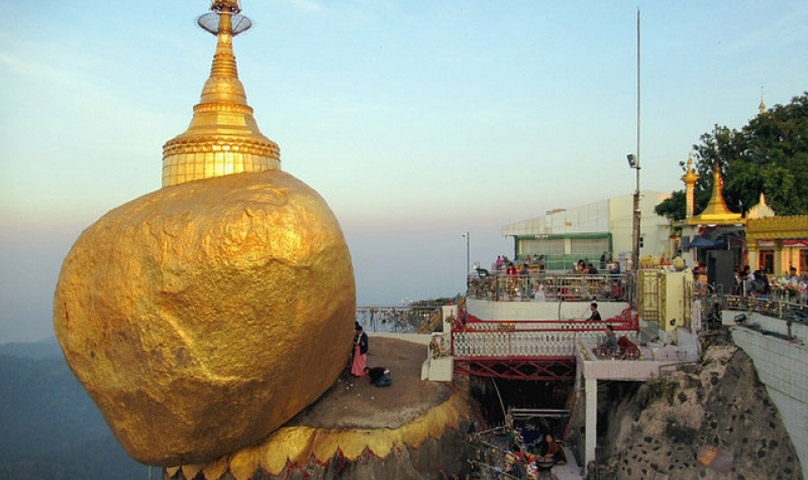 落ちそうで落ちない不思議な石ゴールデンロック