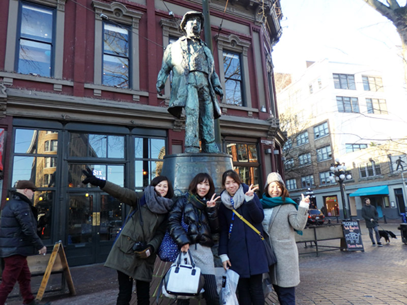 日本語ガイドと行く！人気のお店を巡るショッピング＆食べ歩きツアー